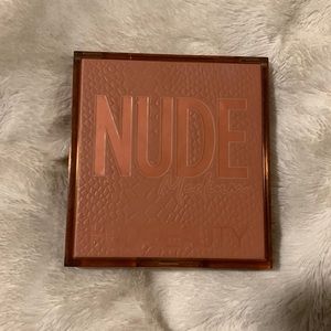 Huda Beauty medium nude palette